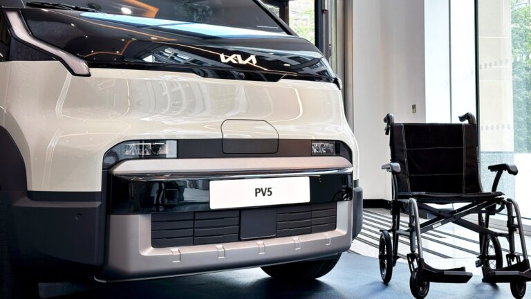 Kia PV5 WAV kerekesszékes elektromos autó oldalsó rámpával