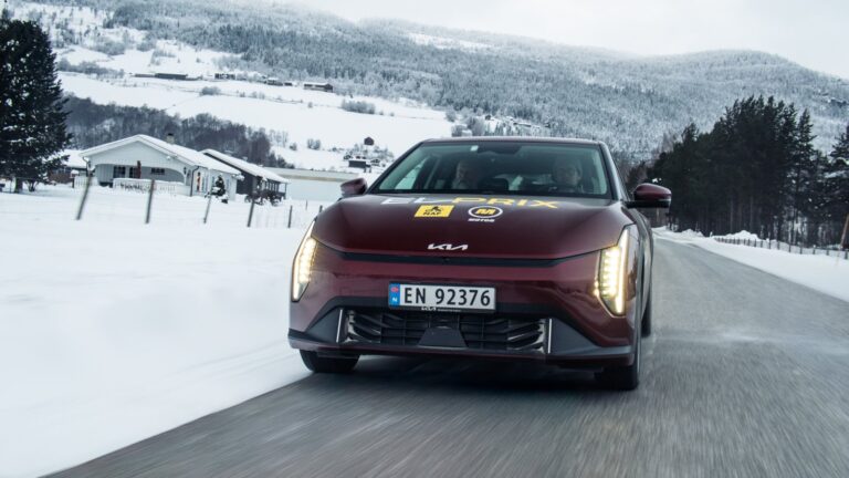 Kia 12 V-os akku télen: Kia EV4 havas norvég úton