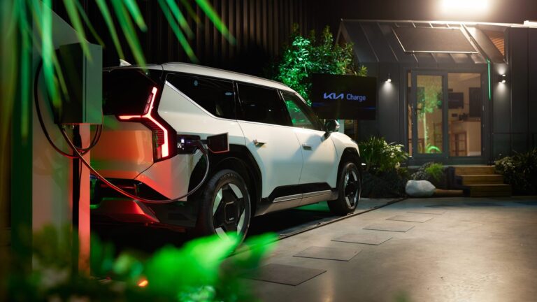 Kia akku kímélése otthoni töltéssel: Kia EV9 elektromos autó fali töltőn, töltőkábellel csatlakoztatva