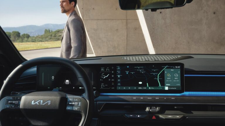Kia Connect előfizetés: a ccNC infotainment navigációs kijelzője egy Kia EV9 műszerfalán