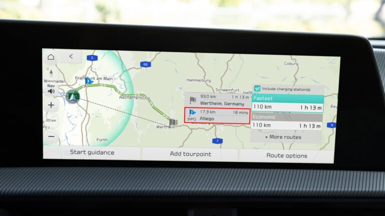 Kia EV útvonaltervező a navigáció kijelzőjén, az útvonalba betervezett gyorstöltővel