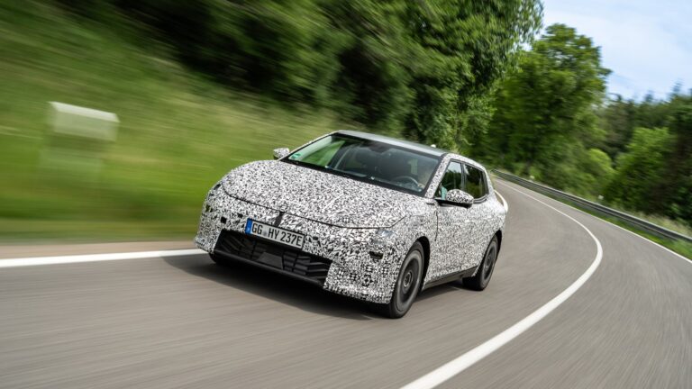 Kia garancia és akkumulátor-tartósság: álcázott Kia EV4 tartóssági teszten