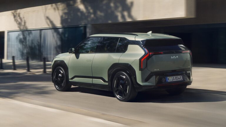 Kia i-Pedal és rekuperáció: Kia EV3 elektromos SUV menet közben