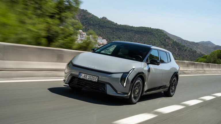 Kia jégtelenítés és páramentesítés: Kia EV3 elektromos SUV országúton