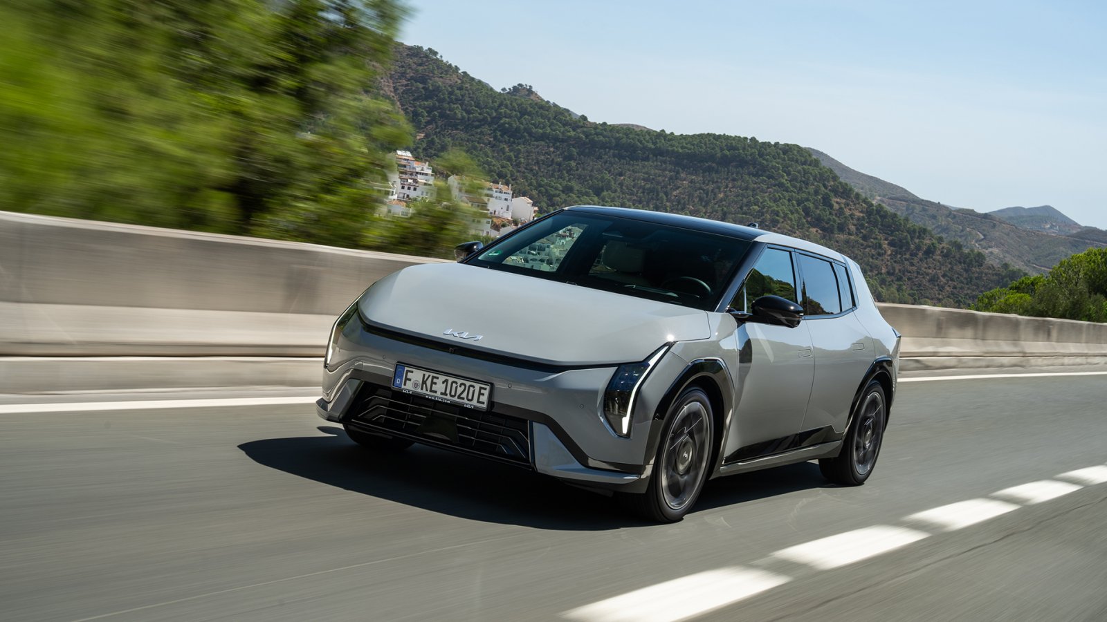 Kia jégtelenítés és páramentesítés: Kia EV3 elektromos SUV országúton