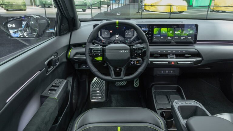 Kia lemerült akku esetén itt jelez az autó: a Kia EV4 GT műszerfala