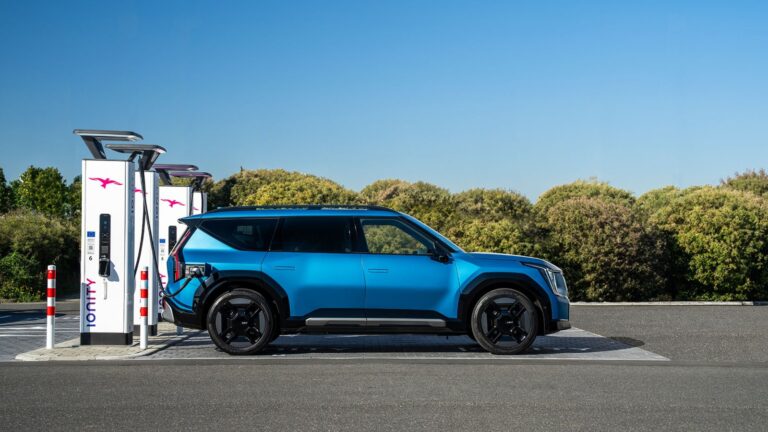Kia Plug & Charge: Kia EV9 elektromos autó egyenáramú gyorstöltőn