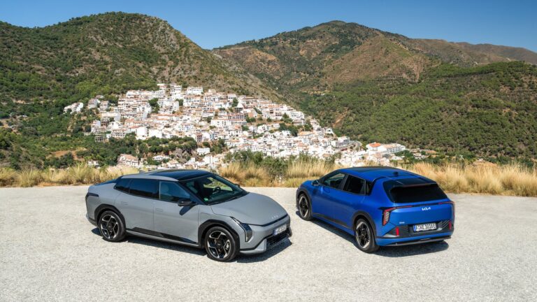 Kia vezetési üzemmód: Kia EV4 Fastback és EV4 ferdehátú egy hegyi falu fölött
