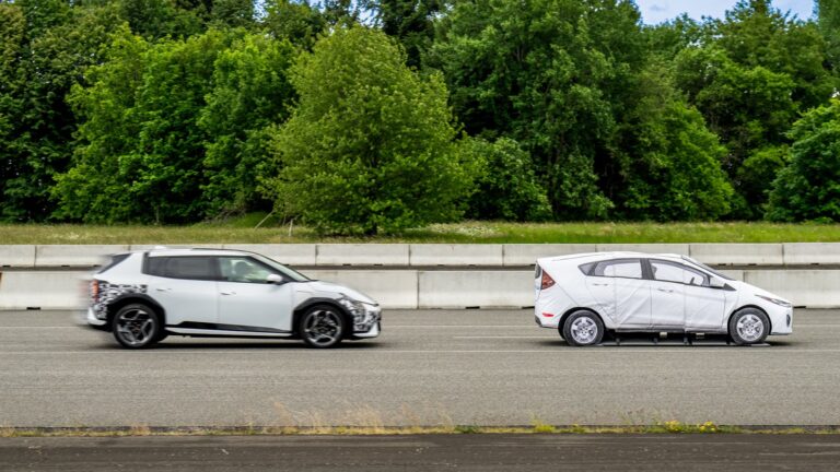 Kia vezetéstámogató rendszerek tesztje: elektromos Kia a tesztpályán egy céljármű mögött